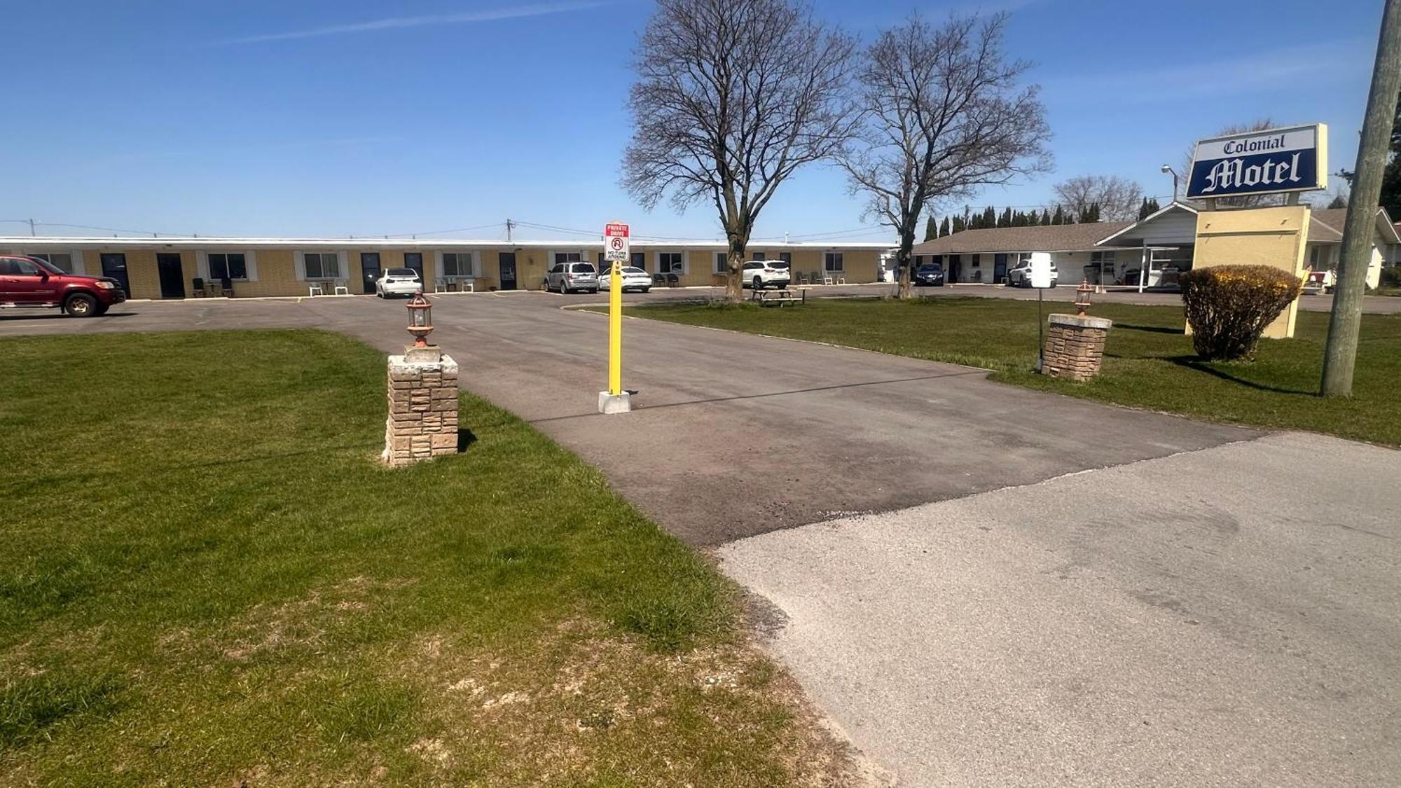 Colonial Motel Chatham-Kent ภายนอก รูปภาพ