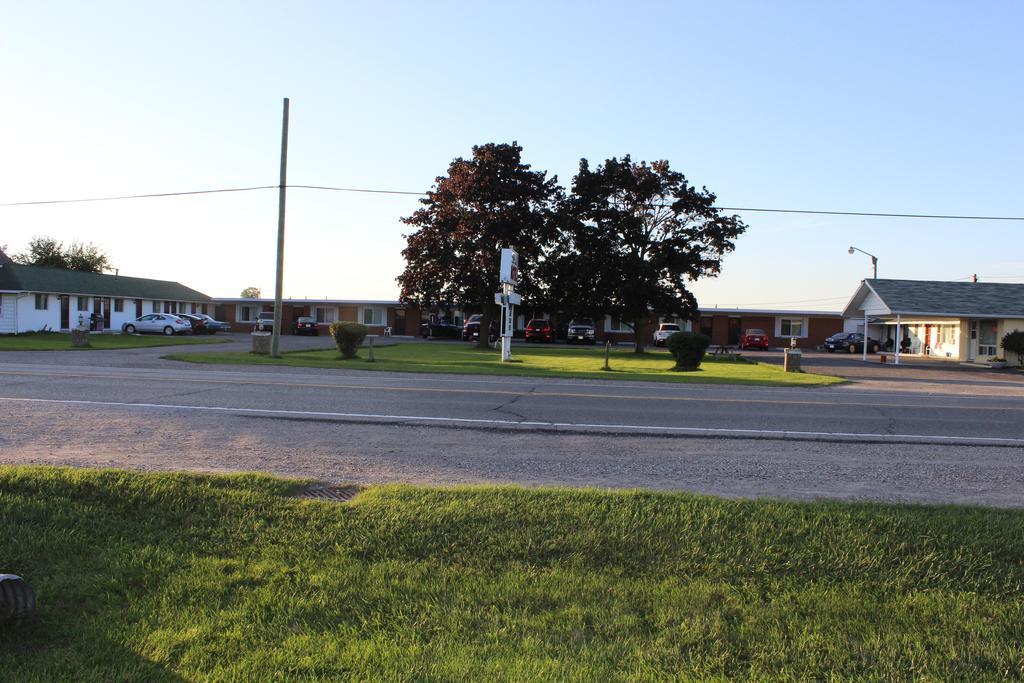 Colonial Motel Chatham-Kent ภายนอก รูปภาพ