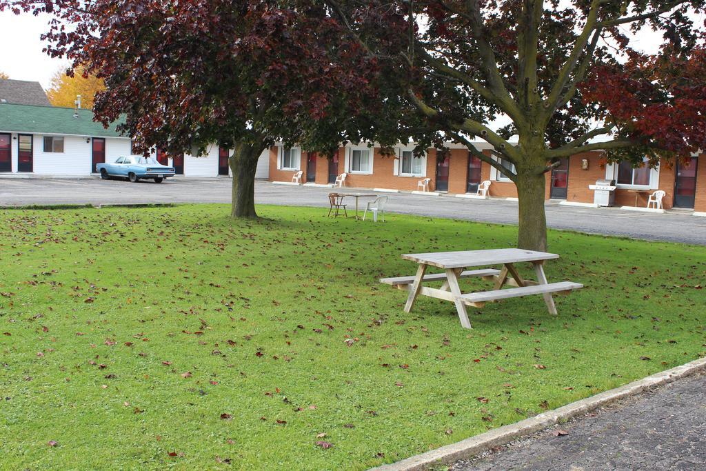 Colonial Motel Chatham-Kent ภายนอก รูปภาพ