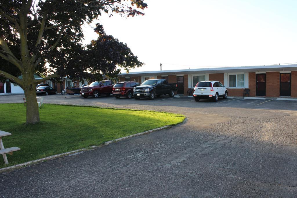 Colonial Motel Chatham-Kent ภายนอก รูปภาพ