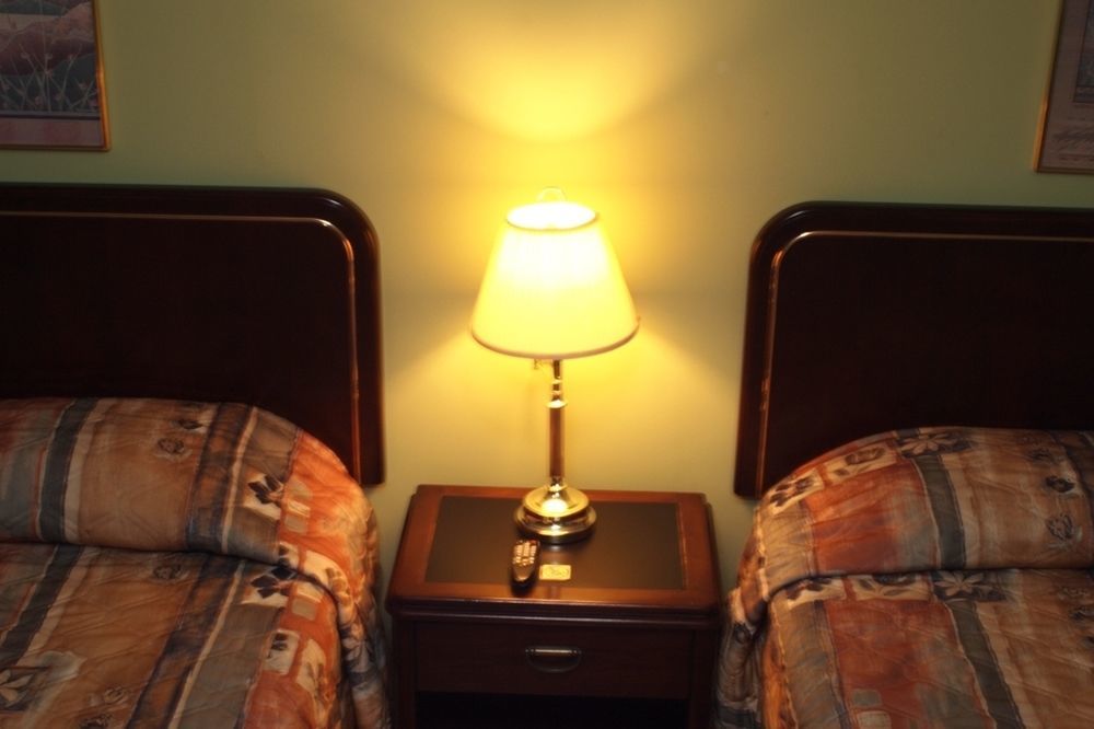 Colonial Motel Chatham-Kent ภายนอก รูปภาพ