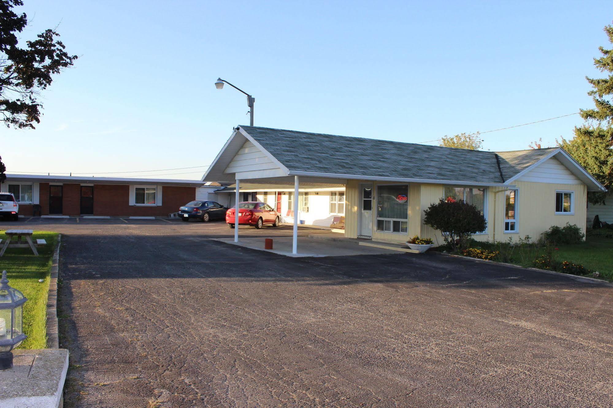 Colonial Motel Chatham-Kent ภายนอก รูปภาพ