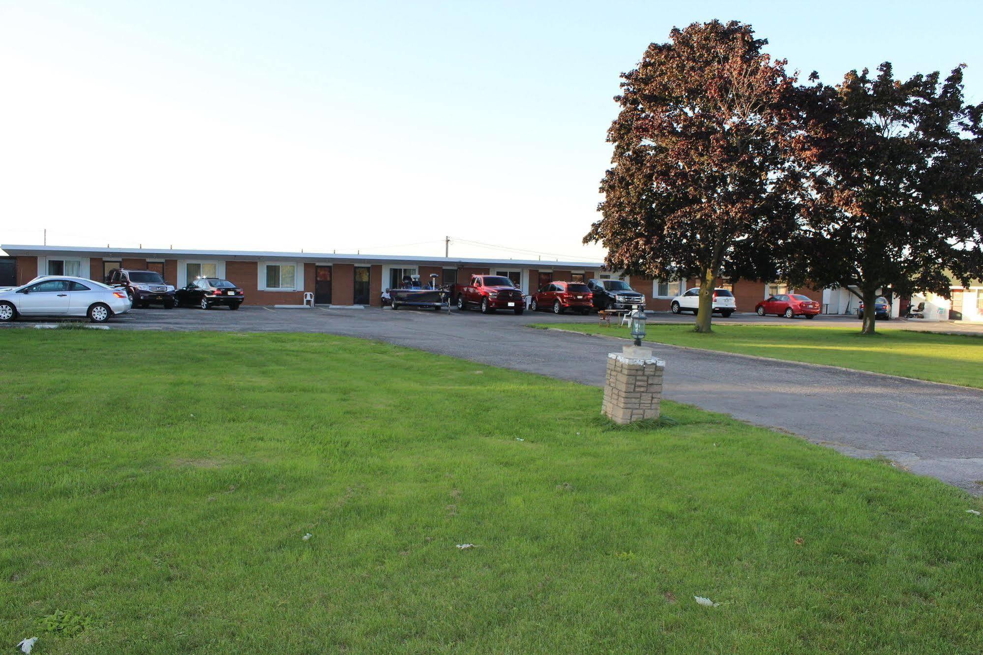 Colonial Motel Chatham-Kent ภายนอก รูปภาพ